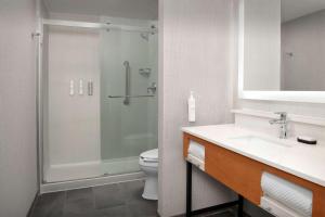 Koupelna v ubytování Embassy Suites La Quinta Hotel & Spa