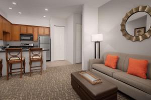 Kuchyň nebo kuchyňský kout v ubytování Embassy Suites La Quinta Hotel & Spa