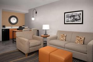 Posezení v ubytování Embassy Suites La Quinta Hotel & Spa