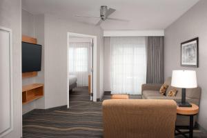 TV a/nebo společenská místnost v ubytování Embassy Suites La Quinta Hotel & Spa