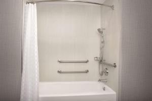 Koupelna v ubytování Embassy Suites La Quinta Hotel & Spa