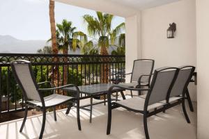 Balkón nebo terasa v ubytování Embassy Suites La Quinta Hotel & Spa