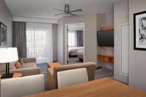 TV a/nebo společenská místnost v ubytování Embassy Suites La Quinta Hotel & Spa