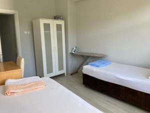 Postel nebo postele na pokoji v ubytování güvenilir aile apartmanı