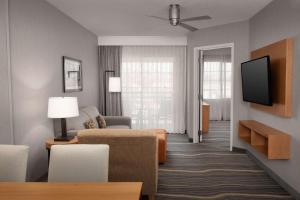 TV a/nebo společenská místnost v ubytování Embassy Suites La Quinta Hotel & Spa