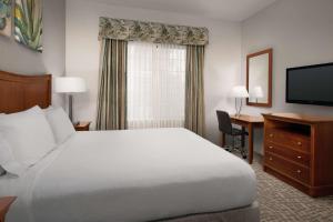 Postel nebo postele na pokoji v ubytování Embassy Suites La Quinta Hotel & Spa