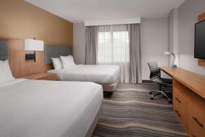 Postel nebo postele na pokoji v ubytování Embassy Suites La Quinta Hotel & Spa
