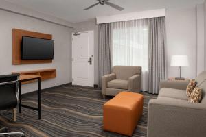 TV a/nebo společenská místnost v ubytování Embassy Suites La Quinta Hotel & Spa