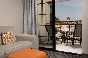 Balkón nebo terasa v ubytování Embassy Suites La Quinta Hotel & Spa