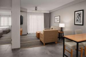 Posezení v ubytování Embassy Suites La Quinta Hotel & Spa
