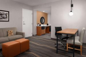 Posezení v ubytování Embassy Suites La Quinta Hotel & Spa