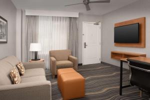 TV a/nebo společenská místnost v ubytování Embassy Suites La Quinta Hotel & Spa