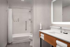 Koupelna v ubytování Embassy Suites La Quinta Hotel & Spa