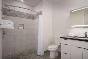Koupelna v ubytování Embassy Suites La Quinta Hotel & Spa