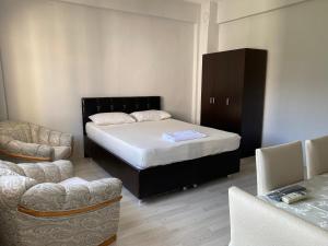 Postel nebo postele na pokoji v ubytování güvenilir aile apartmanı