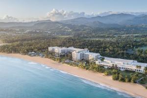 een luchtzicht op een strand met condo's bij Wyndham Grand Rio Mar Rainforest Beach and Golf Resort in Rio Grande