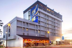 ein Gebäude mit einem blauen Schild auf der Seite in der Unterkunft TRYP by Wyndham Isla Verde in San Juan