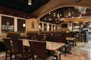 Ein Restaurant oder anderes Speiselokal in der Unterkunft TRYP by Wyndham Isla Verde 