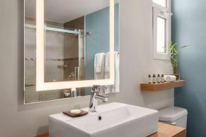 Ein Badezimmer in der Unterkunft TRYP by Wyndham Isla Verde