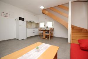 Kuchyňa alebo kuchynka v ubytovaní Villas Corinthia + 37 fotografií