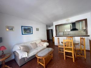 uma sala de estar com um sofá e uma mesa em TERRASOL PIRAMIDES 1 DORMITORIO CALETA DE VELEZ em Caleta de Velez