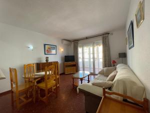 TV a/nebo společenská místnost v ubytování TERRASOL PIRAMIDES 1 DORMITORIO CALETA DE VELEZ