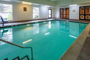 Swimming pool sa o malapit sa Comfort Suites Denver near Anschutz Medical Campus