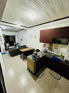 eine Küche und ein Wohnzimmer mit einem Tisch in der Unterkunft The George Residence in Tarlac City