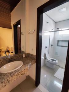 西諾普的住宿－Hotel Pepita Palace，一间带水槽和卫生间的浴室