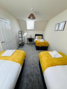 Habitación con 2 camas y escalera. en Leicester City 4 Bed home, en Leicester