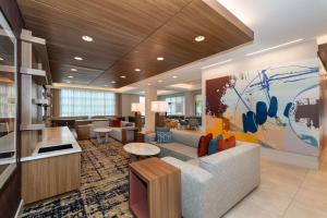 亞特蘭大的住宿－Homewood Suites by Hilton Atlanta Buckhead Pharr Road，一个带沙发和桌子的办公室大堂