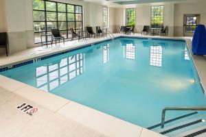 Homewood Suites by Hilton Atlanta Buckhead Pharr Road في أتلانتا: مسبح كبير بمياه زرقاء في الفندق