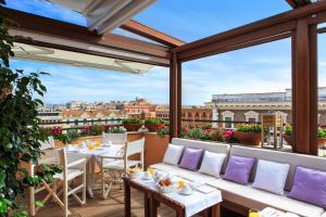 balkon ze stołami i krzesłami oraz widokiem na miasto w obiekcie Le case di Andrea - Roof Suite Rome w Rzymie
