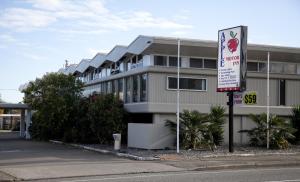 un edificio con una señal delante de él en Apple Motor Inn en Hastings