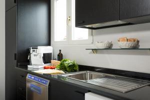 kuchnia ze zlewem i kuchenką mikrofalową w obiekcie Le case di Andrea - Roof Suite Rome w Rzymie