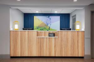 The lobby or reception area at Spark by Hilton Atlanta Cumberland Ballpark