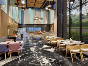 מסעדה או מקום אחר לאכול בו ב-ibis Styles Serpong BSD City