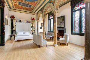 ozdobny salon z łóżkiem i kominkiem w obiekcie Le case di Andrea - Roof Suite Rome w Rzymie