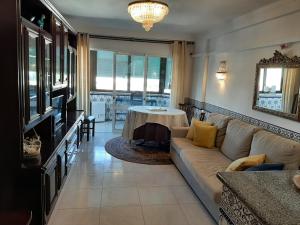 sala de estar con sofá y mesa en Ocean House, en Costa da Caparica