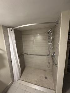 uma casa de banho com chuveiro e cortina de chuveiro em Super 8 by Wyndham Athens TX em Athens