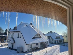 a house with icicles hanging from a roof at Landhaus Wreechen mit Dachterrasse in Putbus
