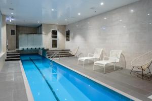 Bazén v ubytování Apartment with Brilliant views in Auckland CBD nebo v jeho okolí