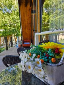 un bouquet de fleurs assis sur un banc dans l'établissement B&B Cottage in Mestia, à Mestia