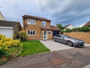 ein silbernes Auto, das vor einem Haus parkt in der Unterkunft Cooks House by Cliftonvalley Apartments in Bristol