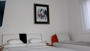 una camera con due letti e una foto a parete di Holiday In Bihać a Bihać