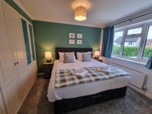 ein Schlafzimmer mit einem Bett mit zwei Handtüchern darauf in der Unterkunft Cooks House by Cliftonvalley Apartments in Bristol