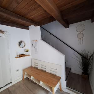 Habitación con mesa de madera y escalera en La Encina del Abuelo, en La Adrada