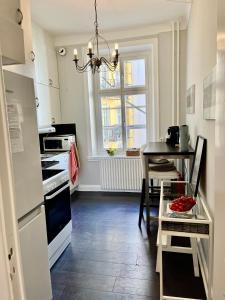 cocina con mesa y comedor en Birkastan - Stockholm, en Estocolmo