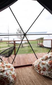 einen Regenschirm und Kissen auf einer Terrasse mit Aussicht in der Unterkunft SIRKA SPACE Hotel in Tsetula