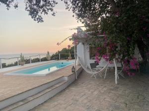 una piscina con una silla y una mesa en Paraíso en zahara, en Zahara de los Atunes